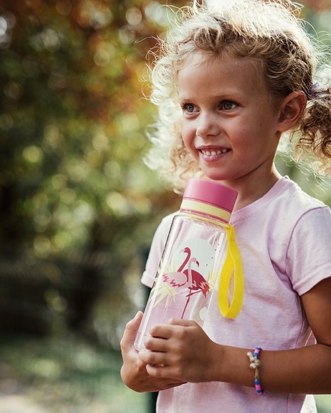  4 nejoblíbenějším motivům dětských lahví Equa jsme až do 31.8. ustřihli cenu o - 16 % 🤩 To se před začátkem školního roku hodí, no ne? 😊 

Mrkněte na motivy - Flamingo (má fotce 🦩), Dandelion, Dino, nebo Universe 🤍 Vyberou si kluci i holčičky! 

Jsou kvalitní, odolné a samozřejmě bez BPA 💪🏼