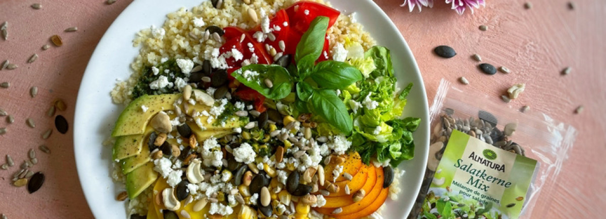 Recept | Letní salát s bulgurem a semínky Alnatura