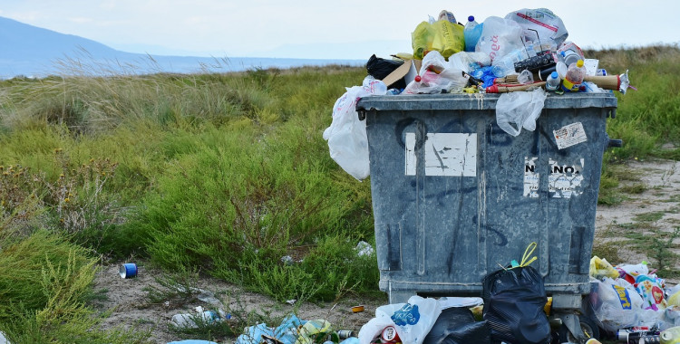 10 tipů, jak přežít mezi chronickými netřídiči odpadu