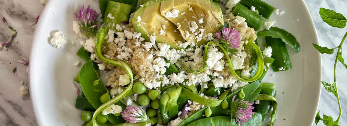Recept | Jarní chřestový salát s lučními bylinami a moringa majonézou